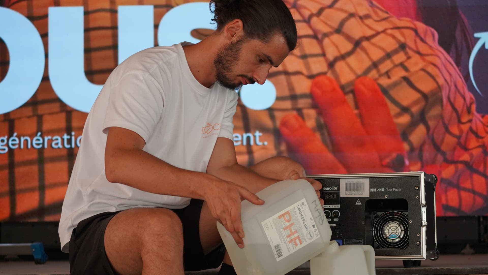 Remplissage du liquide de la machine à fumée avant une prestation